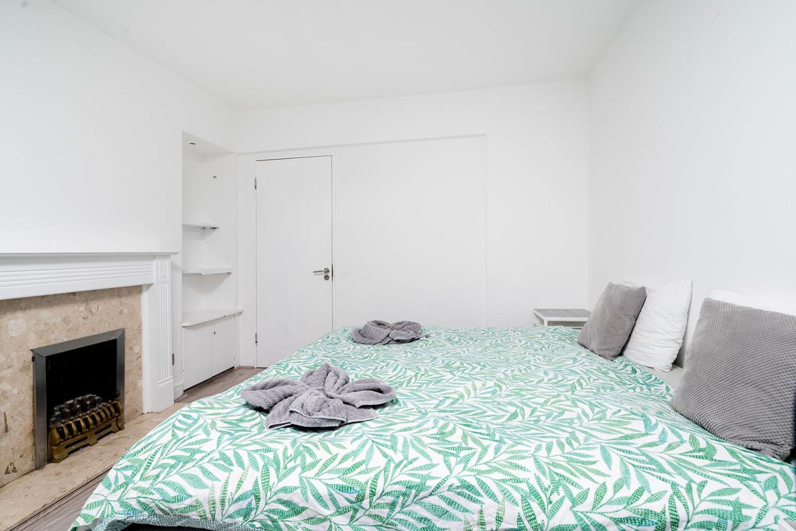 Large 4 Bedroom House With Parking Available Londres Extérieur photo