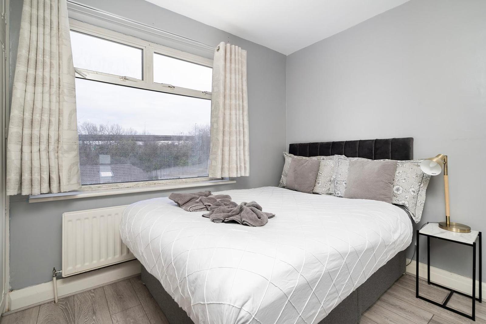 Large 4 Bedroom House With Parking Available Londres Extérieur photo