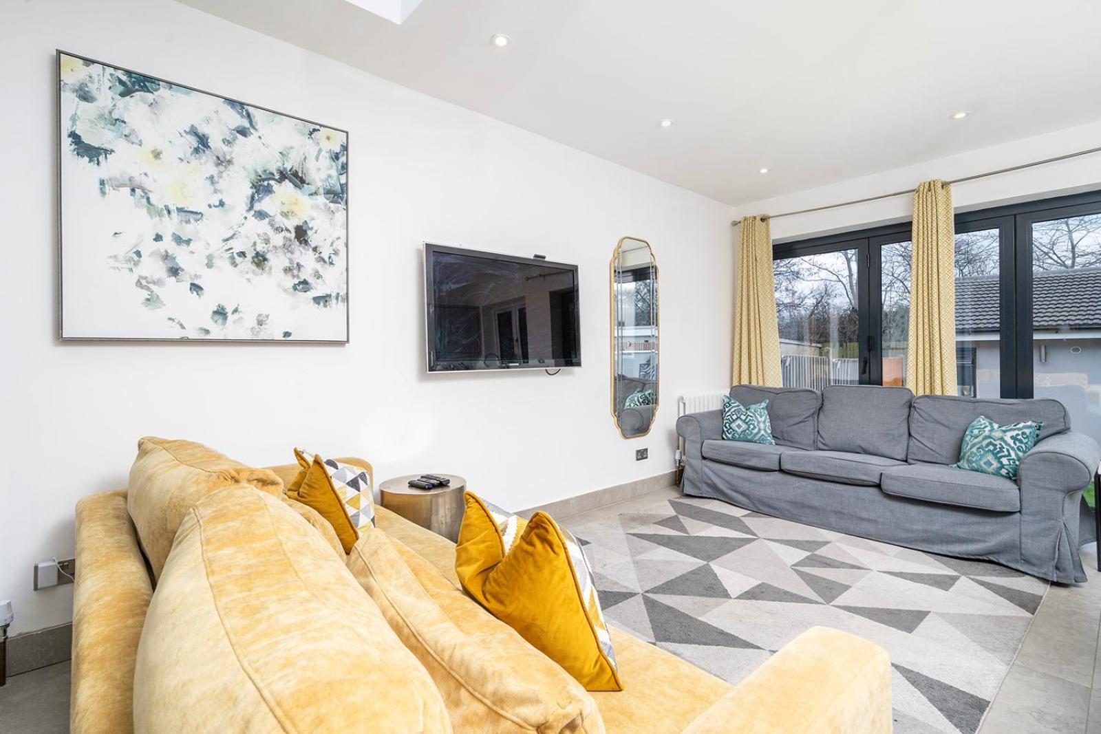 Large 4 Bedroom House With Parking Available Londres Extérieur photo