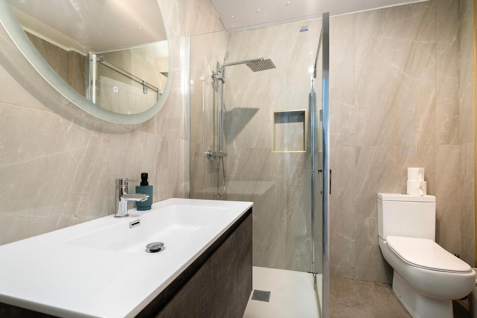 Large 4 Bedroom House With Parking Available Londres Extérieur photo