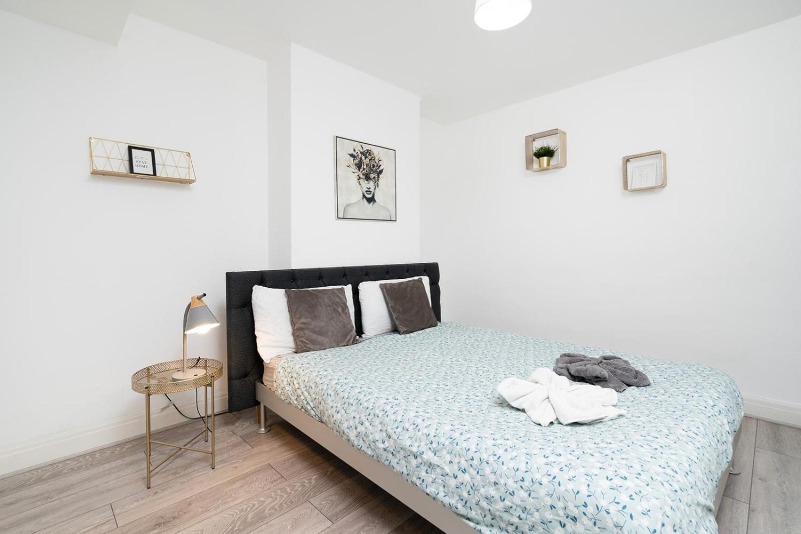 Large 4 Bedroom House With Parking Available Londres Extérieur photo