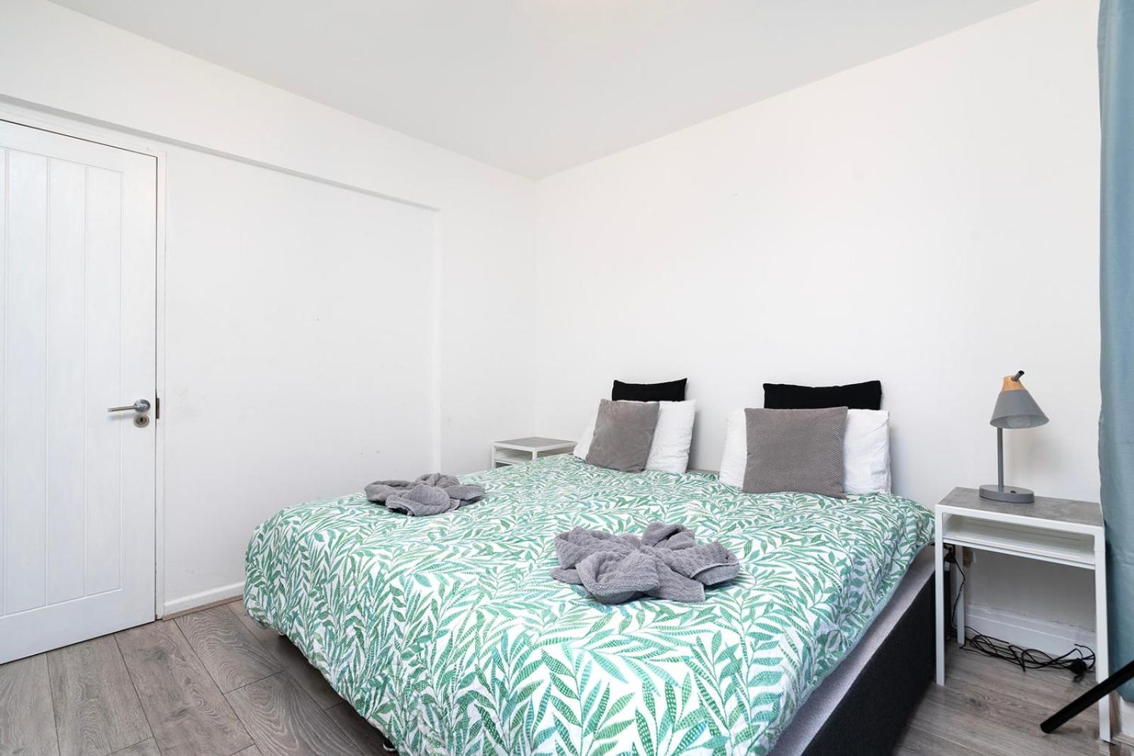 Large 4 Bedroom House With Parking Available Londres Extérieur photo