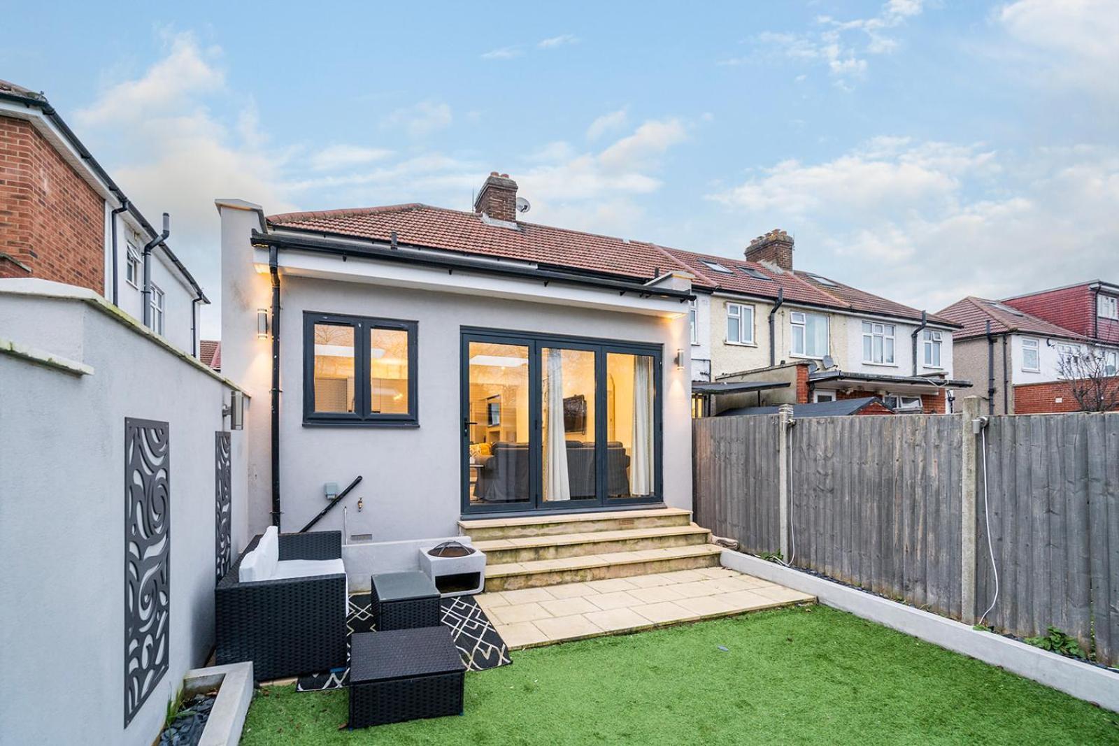 Large 4 Bedroom House With Parking Available Londres Extérieur photo