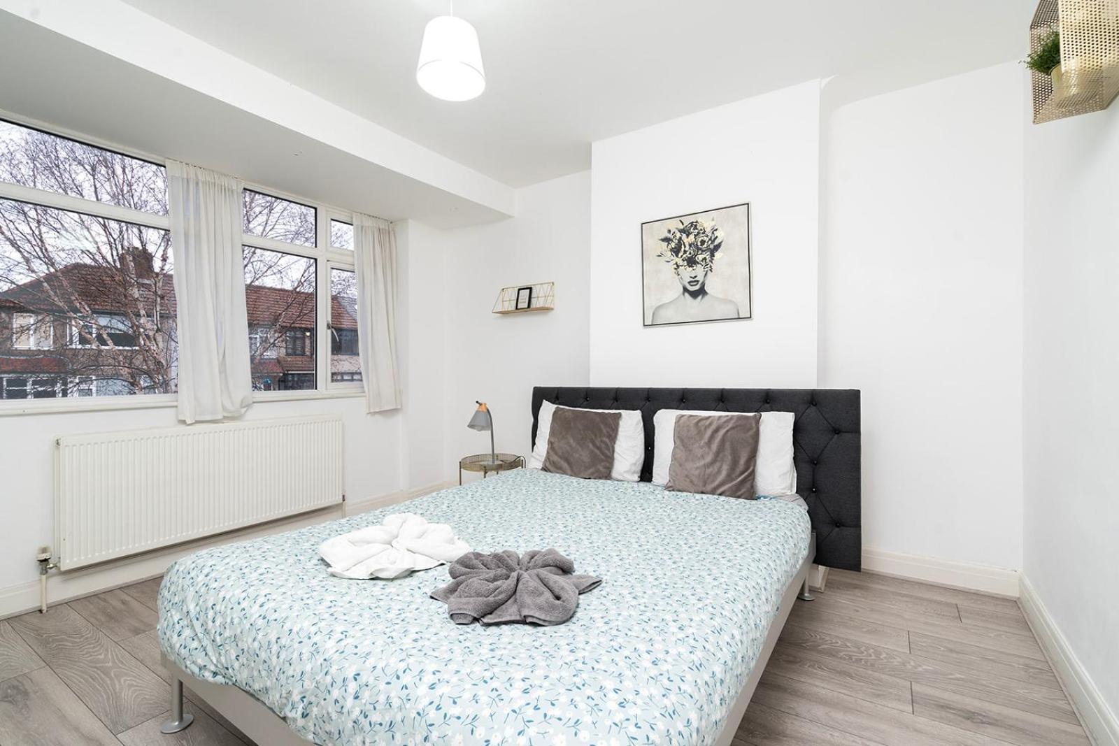 Large 4 Bedroom House With Parking Available Londres Extérieur photo